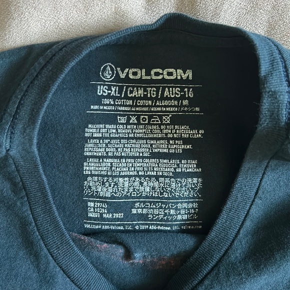 Volcom boys dark blue tshirt size XL red blue stone circle graphics - Picture 3 of 4